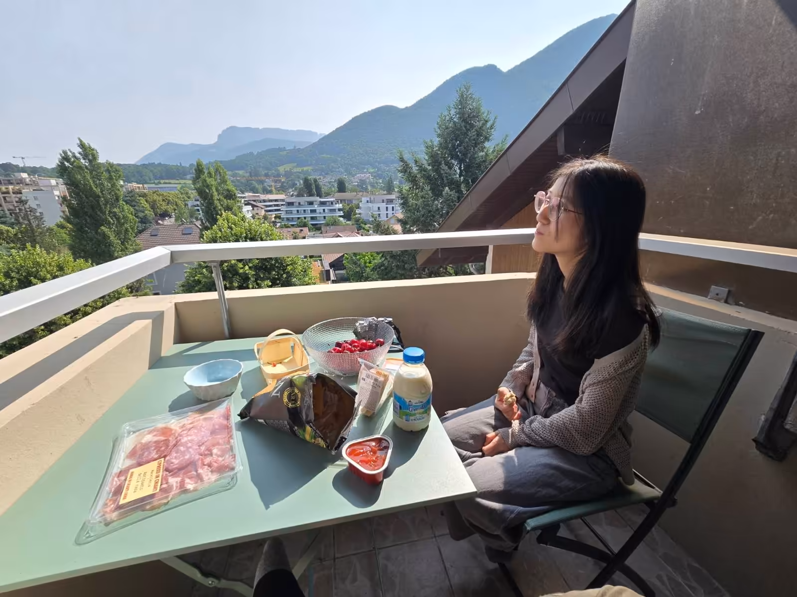 住處陽台上的午餐與遠方山景