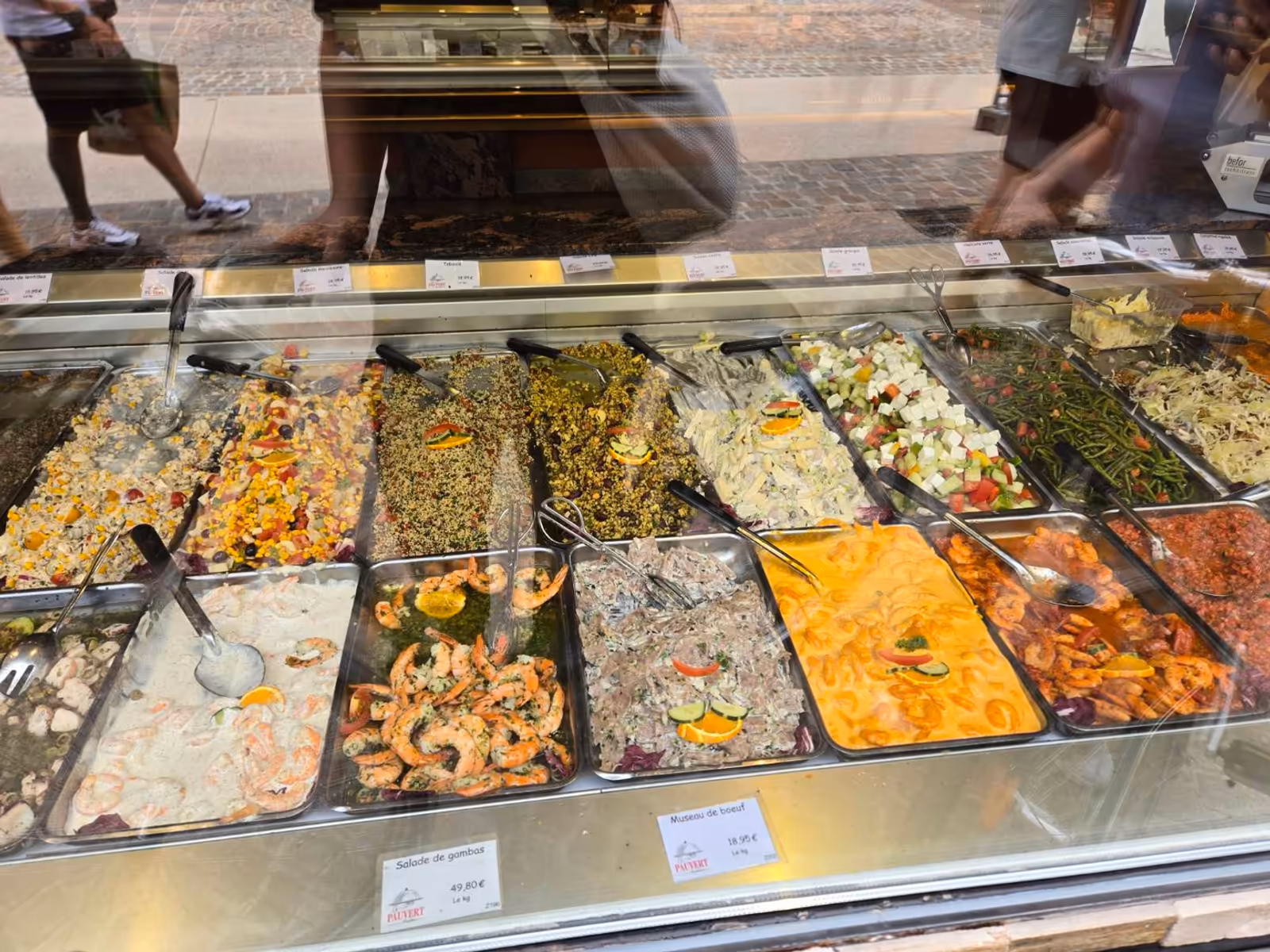 熟食店展示櫃裡的沙拉與海鮮