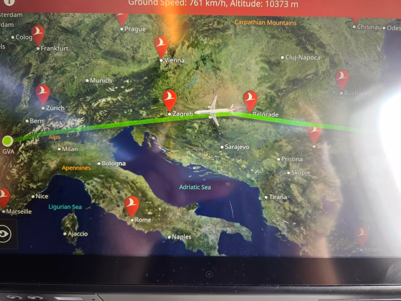 飛機上的即時航線地圖,顯示即將抵達日內瓦