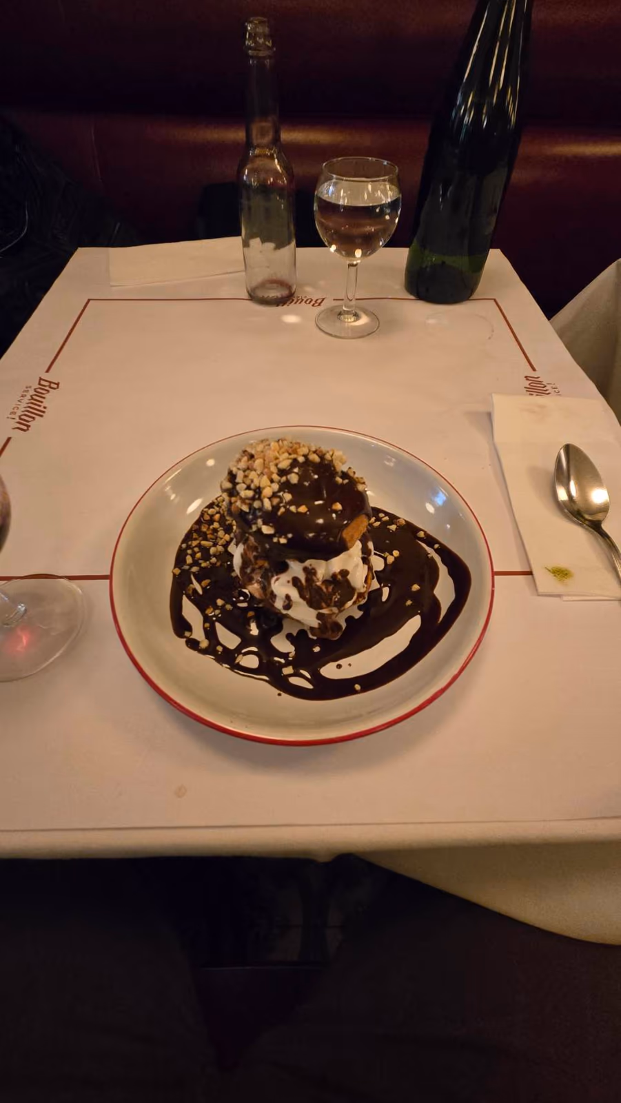Bouillon République 的巧克力 profiterole