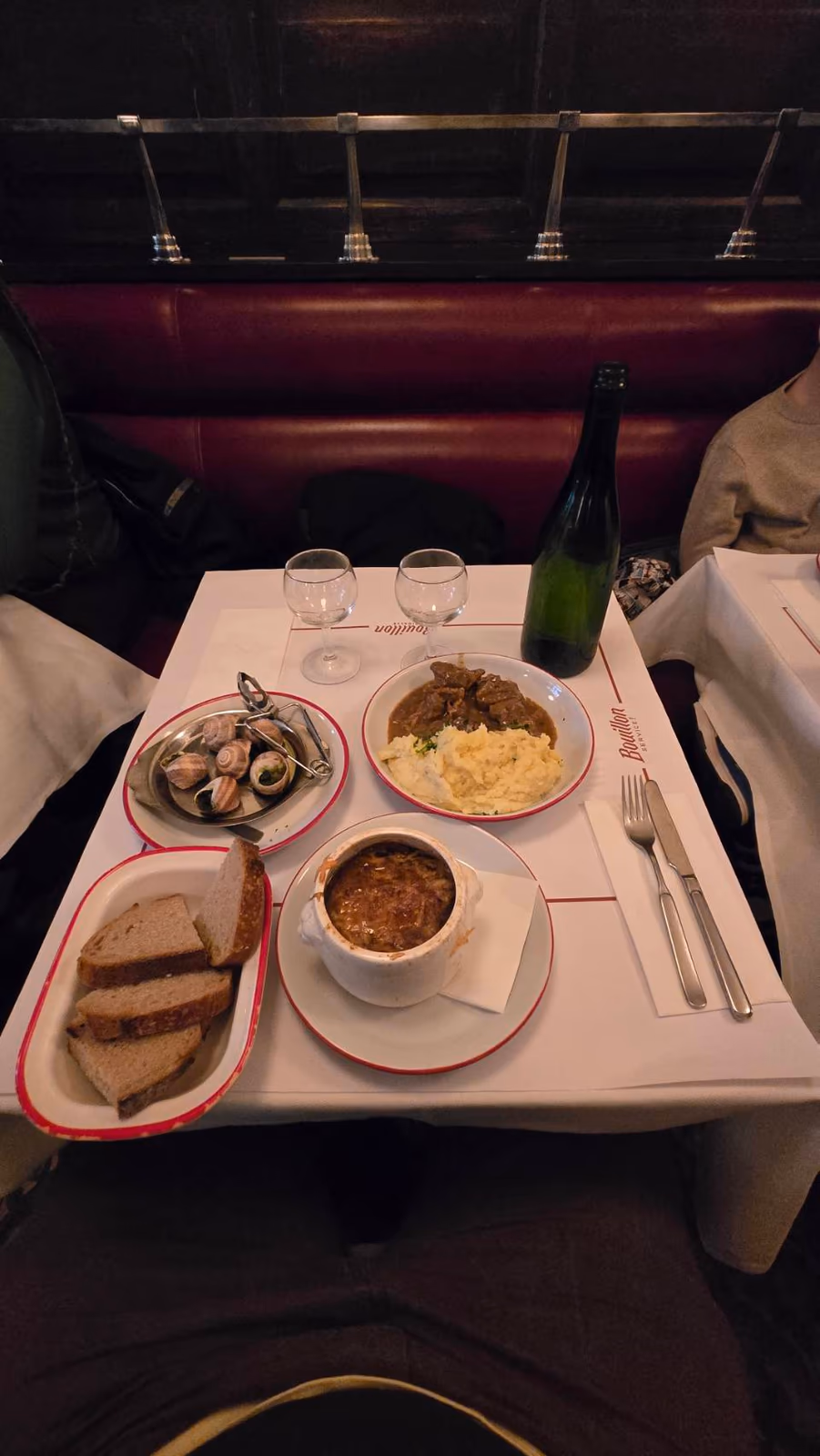 Bouillon République 的蝸牛、洋蔥湯、燉牛肉與麵包