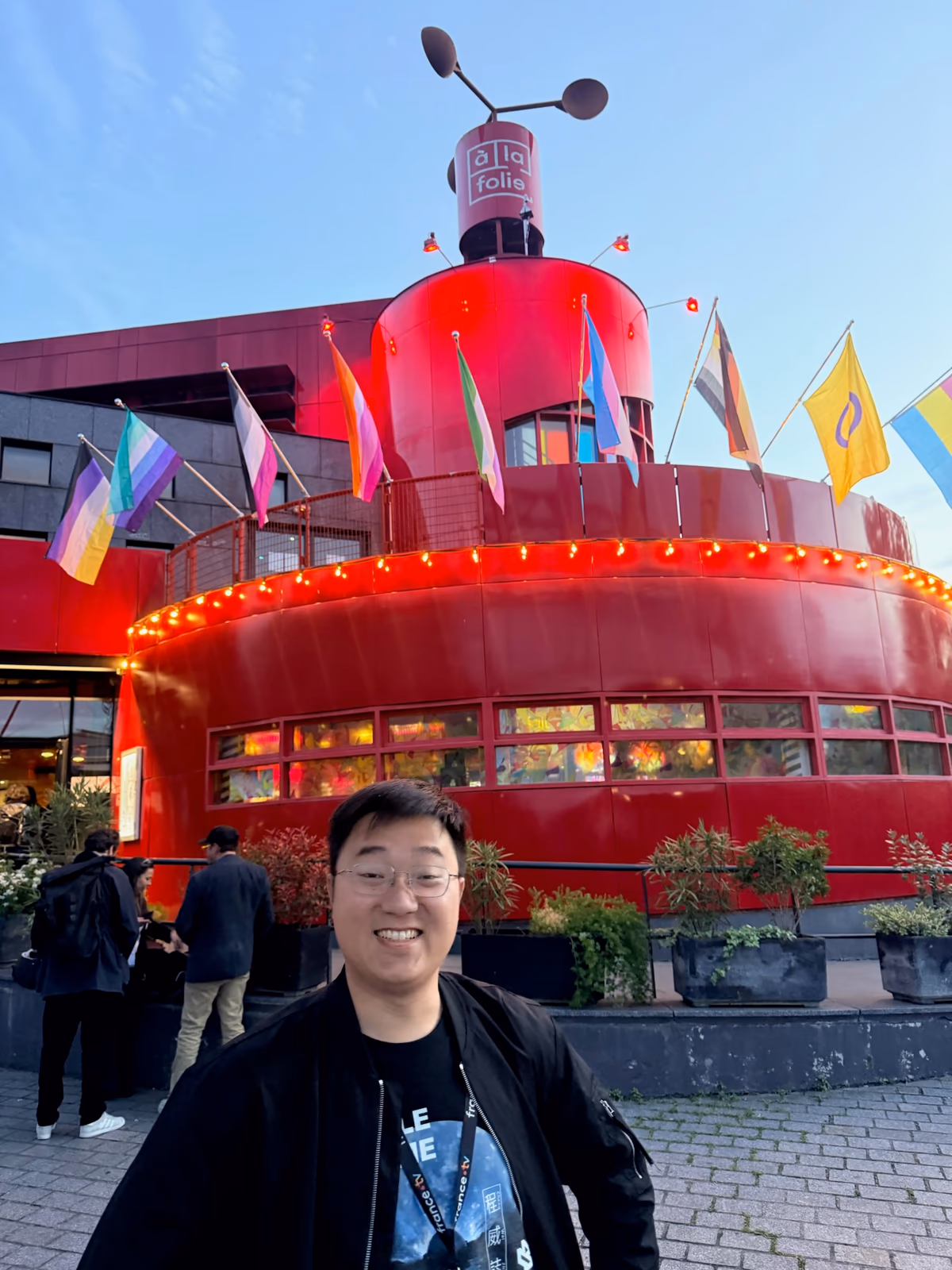 程威誌與劉家禹在 Cité des sciences 外合影