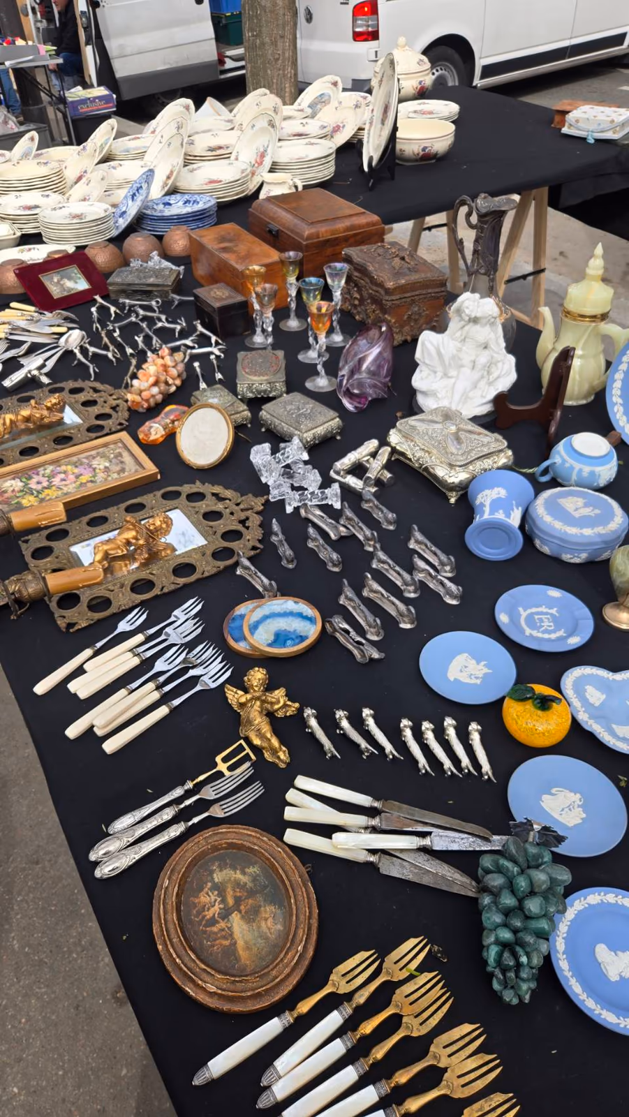 舊貨市場上的瓷器、餐具與飾品