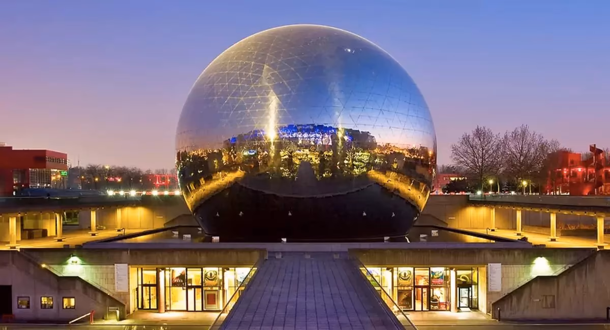 Cité des sciences et de l’industrie 園區的 La Géode 球體建築