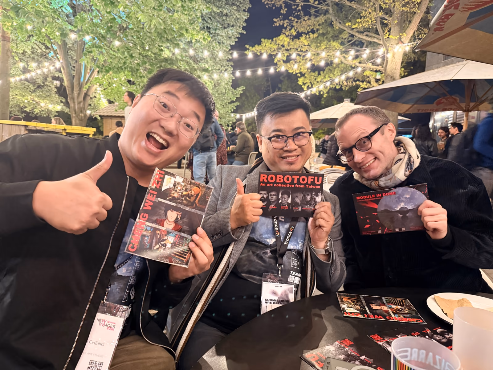 程威誌、劉家禹與一位參與者拿著蓋上大型印章的宣傳品