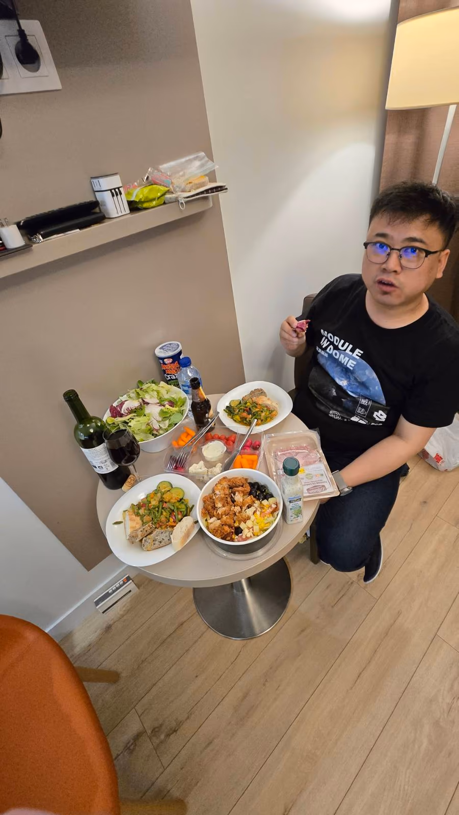 劉家禹在住處吃晚餐