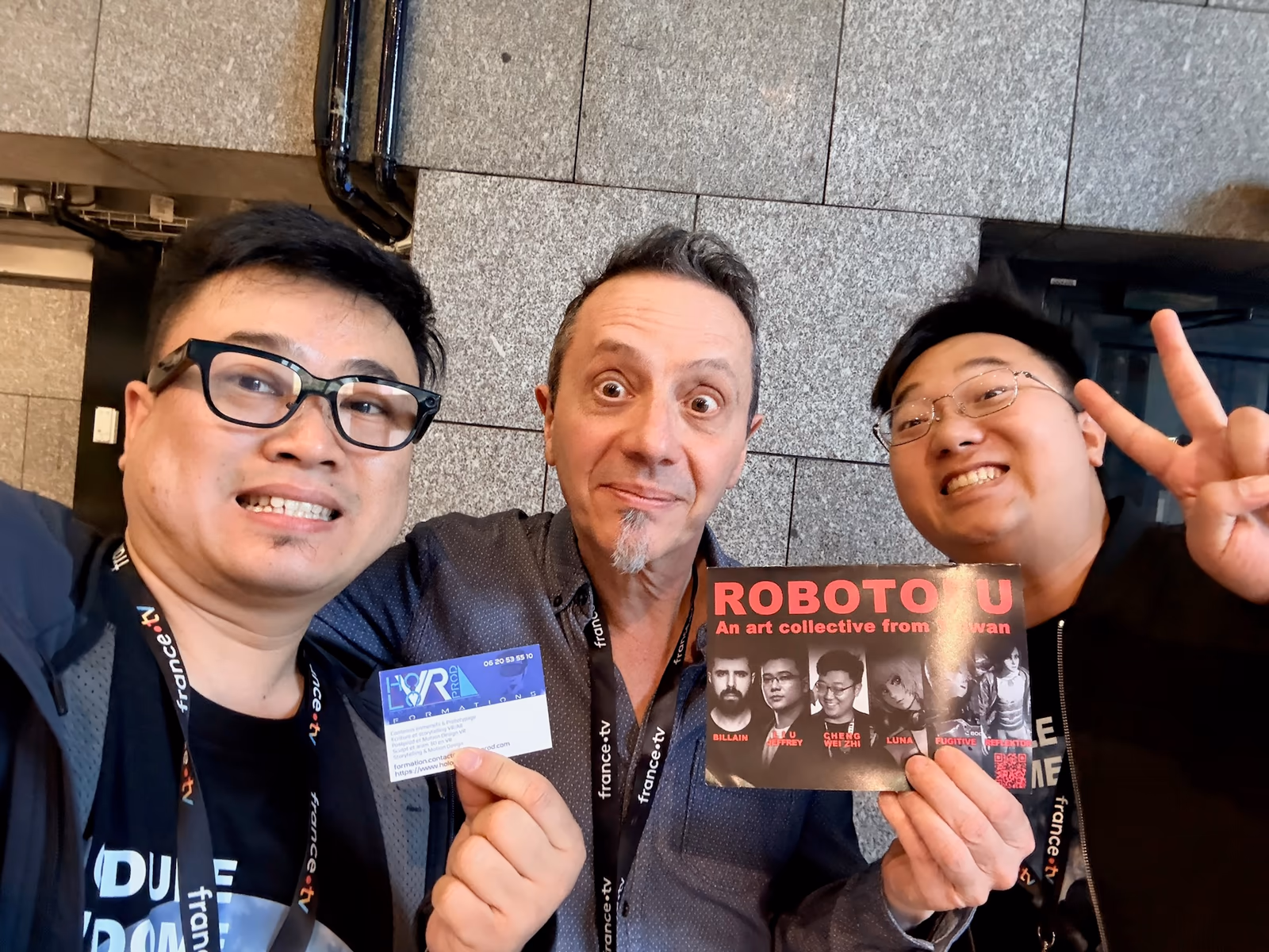 程威誌與參與者展示 ROBOTOFU 宣傳資料