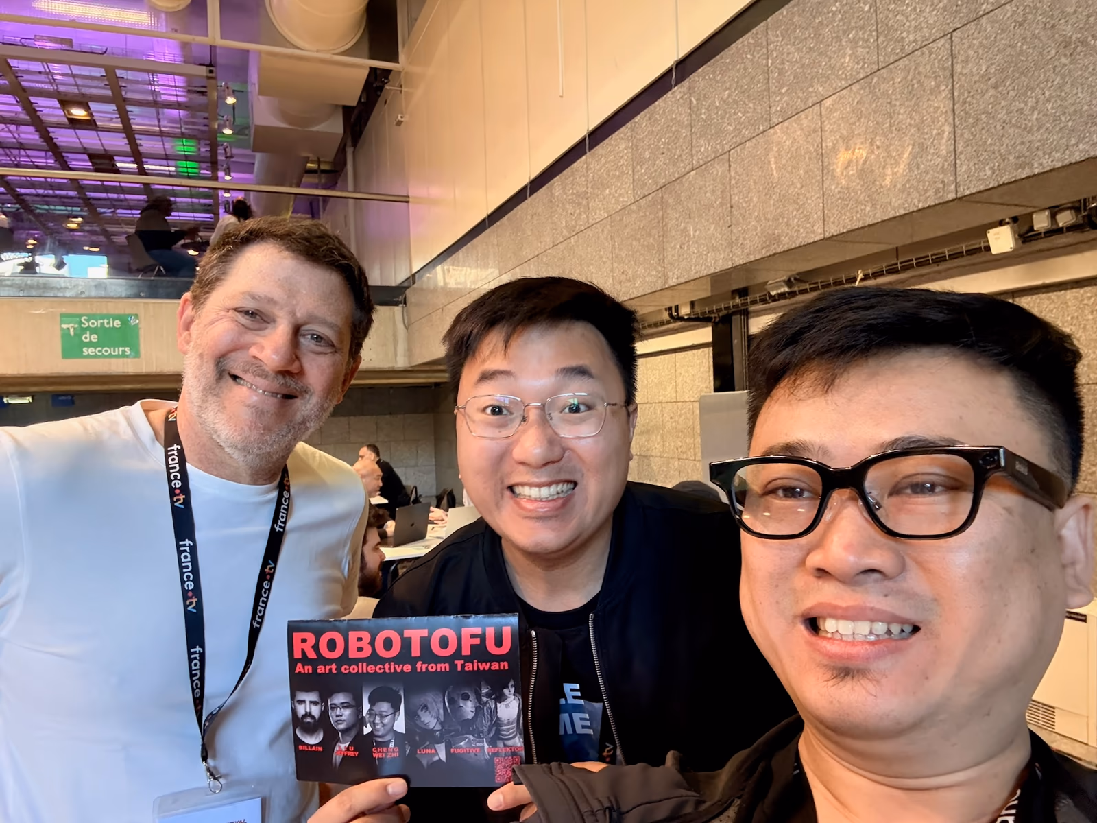 程威誌、劉家禹與參與者拿著 ROBOTOFU 宣傳冊合影