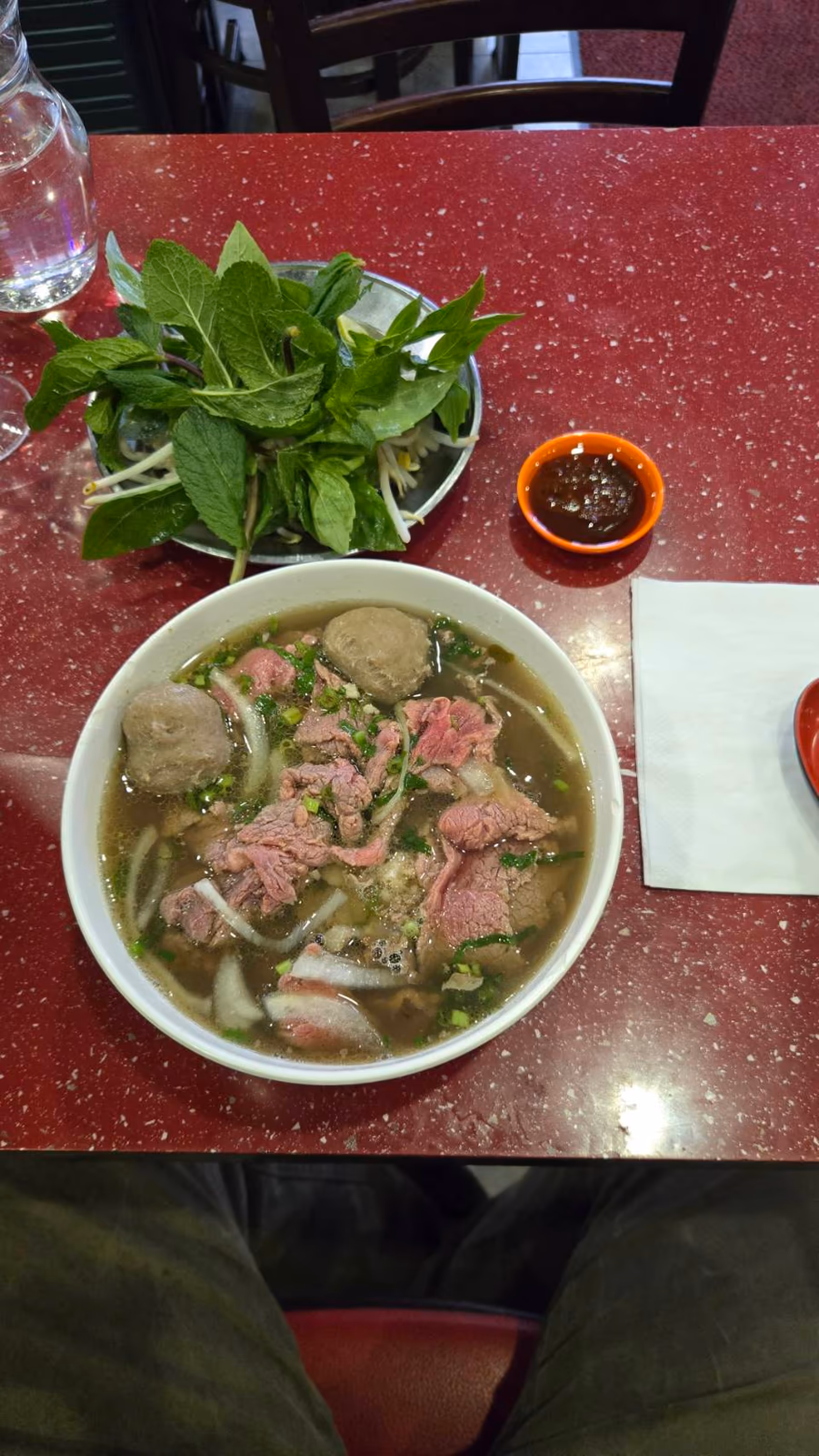 巴黎餐館裡的一碗河粉